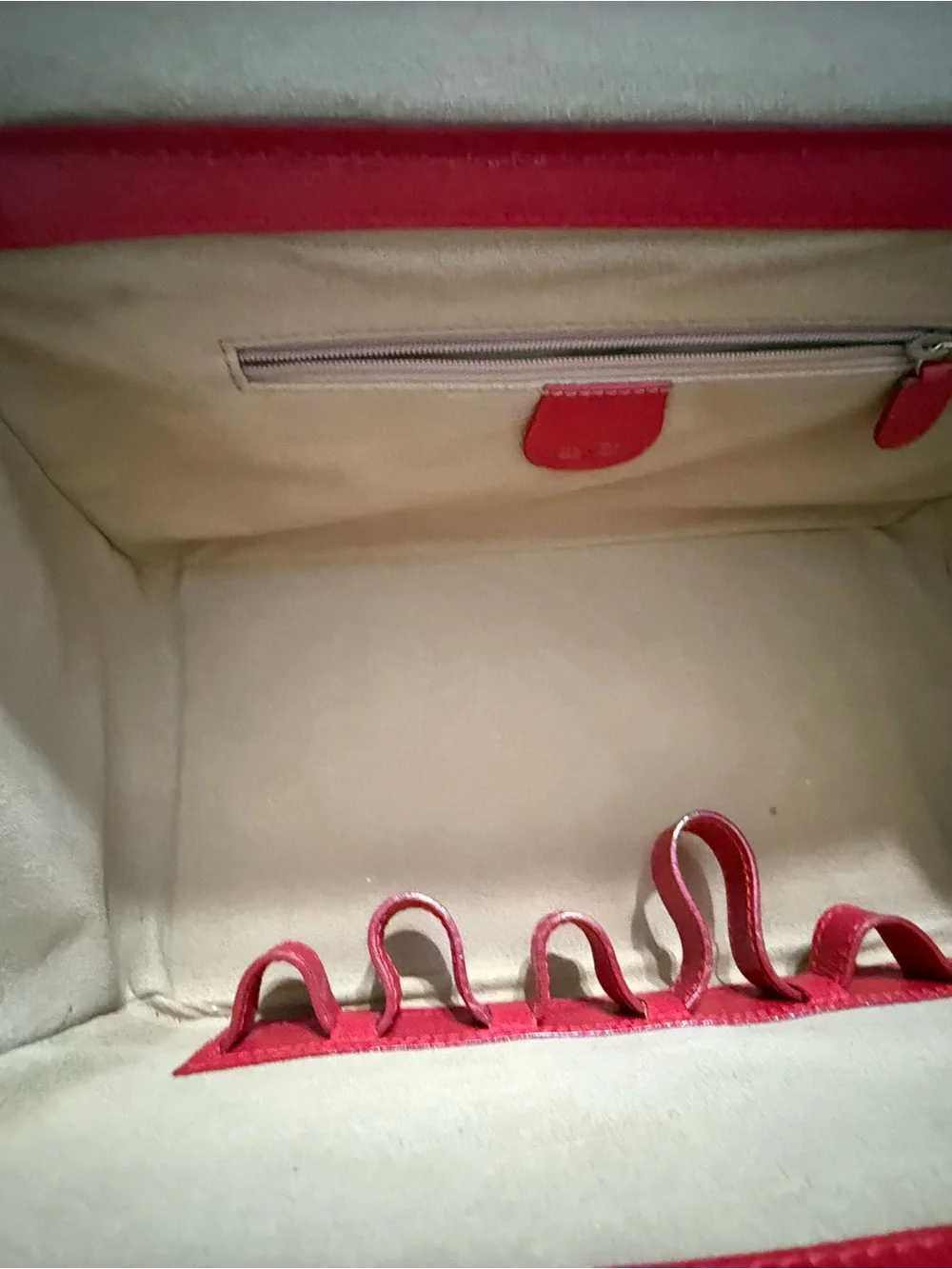 VINTAGE GUCCI RED LEATHER BAMBOO HANDLE VANITY / TRAIN CASE BAG